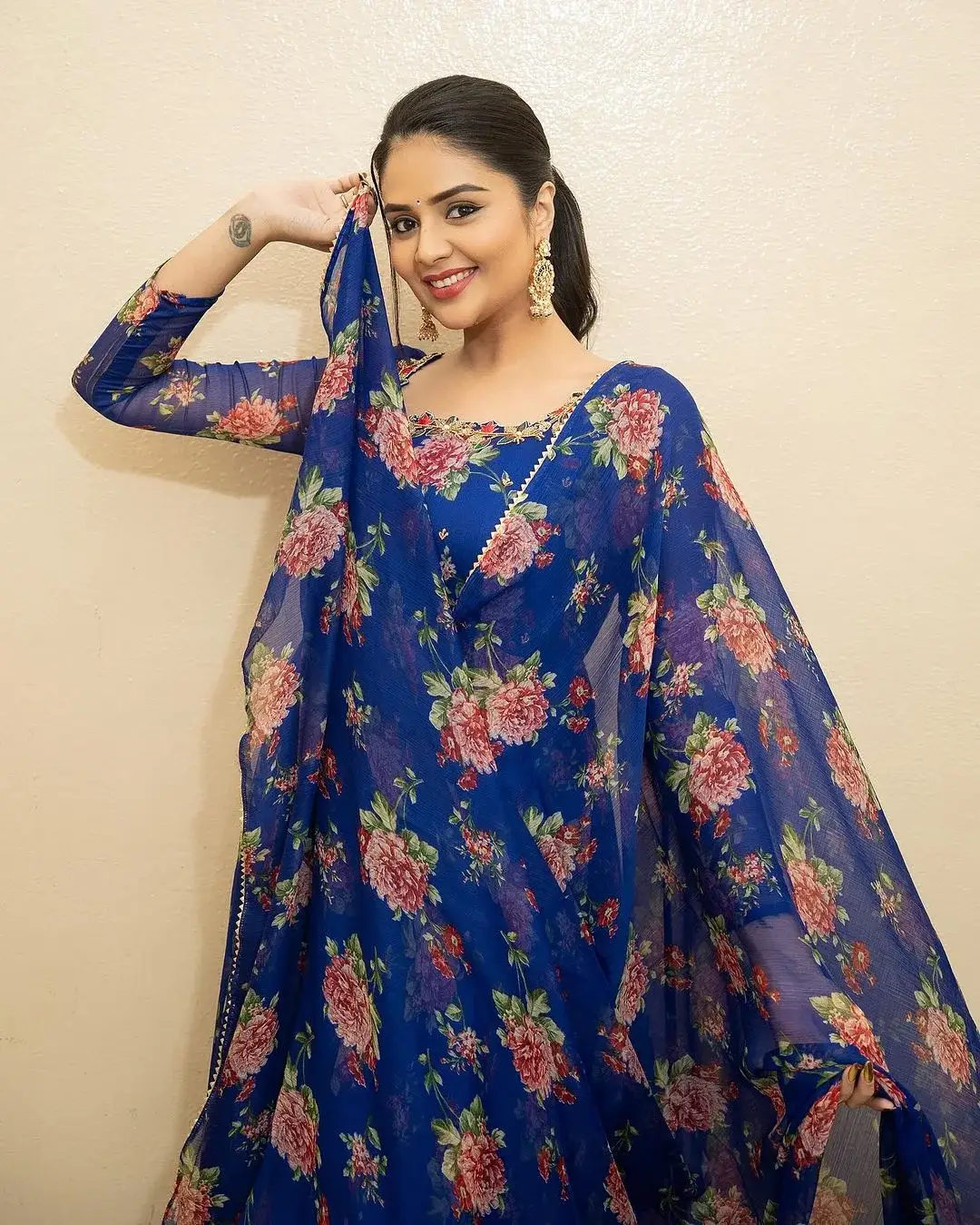 ACTRESS SREEMUKHI IN BLUE FLORAL PRINT GEORGETTE ANARKALI KURTA 10